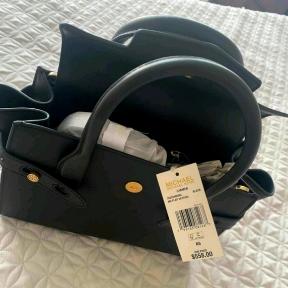 Micheal Kors Purse. - Picture 2 of 2